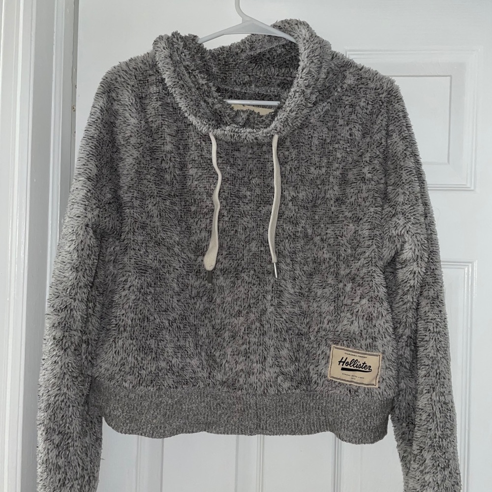 Cropped Hollister fleece sweatshirt.